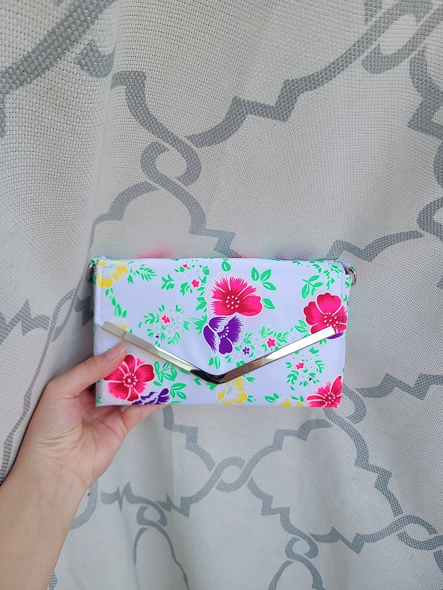 Mimic white poppy envelope bag.  This is a smaller size. 8.5"×5"×2.5"